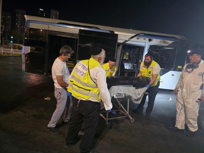 אנשי זק"א מטפלים בפינוי הגופה בחניון בו נשרפו אוטובוסים. צילום: זק"א