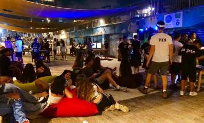 בני נוער מבלים במתחם פופים על חוף בת ים, צילום: עיריית בת ים