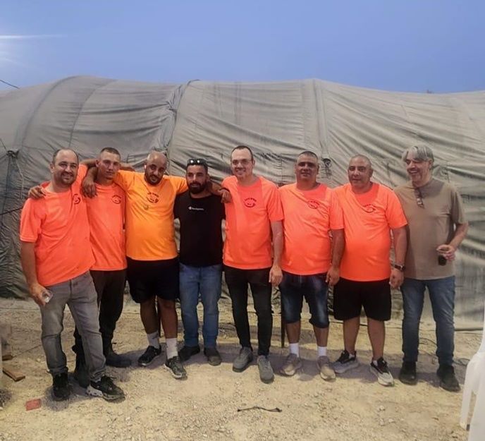 8 גברים עומדים ב שורה מחובקים, צילום פרטי