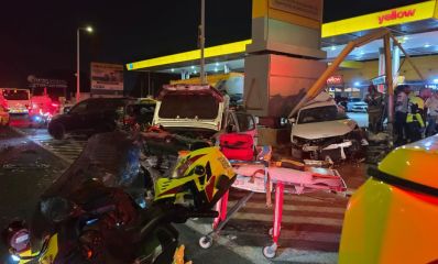 זירת תאונה קשה: כלי רכב מרוסקים בתחנת דלק, צילום: מד"א