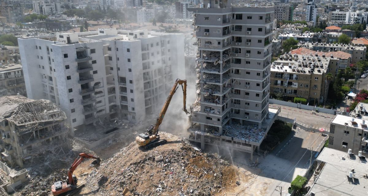 אזור הפגיעה בבת ים, צילום: שלום אלזם