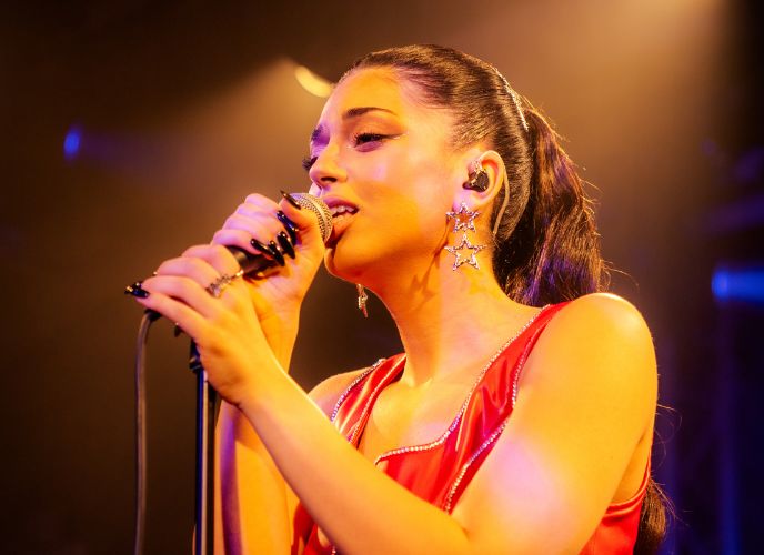 חן מור שרה על הבמה, צילום: מאיה אראל