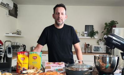 דביר בר במטבח עם אוכל ללא גלוטן, קמחים והספר שלו, צילום פרטי