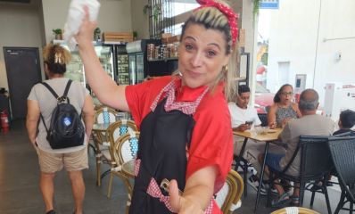 אתי אנגל בבית הקפה, צילום פרטי