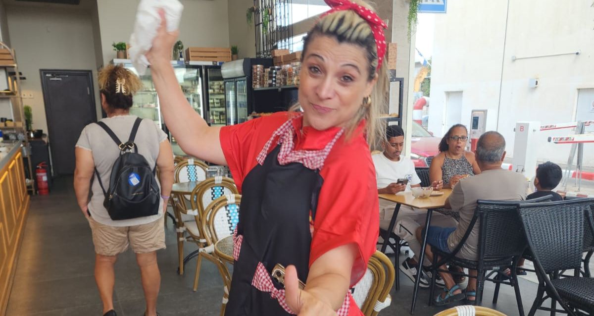 אתי אנגל בבית הקפה, צילום פרטי