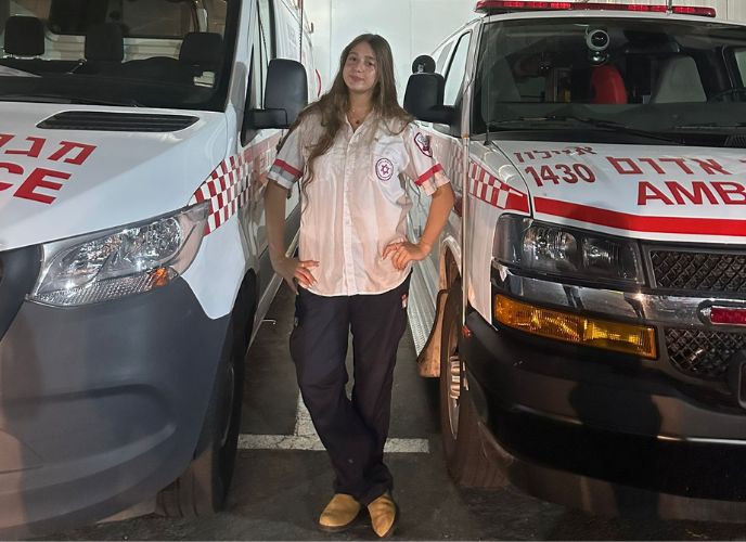 הדס עם מדי מד"א עומדת בין שני אמבולנסים, צילום פרטי