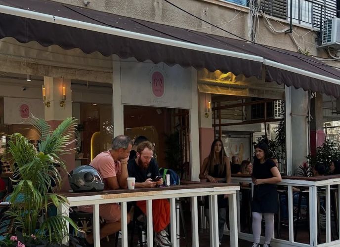 חזית בית קפה לילו, חולון. צילום פרטי