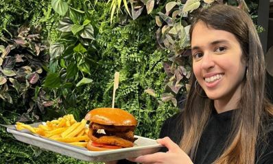 סיון מדואל מחזיקה צלחת עם צ'יפס והמבורגר, צילום פרטי