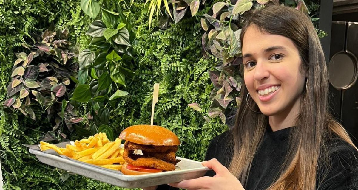 סיון מדואל מחזיקה צלחת עם צ'יפס והמבורגר, צילום פרטי