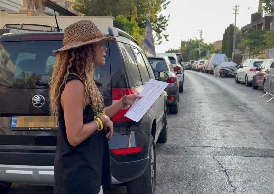 טלי פלג מול ביתו של השר אלי כהן, צילום: מטה החטופים בחולון