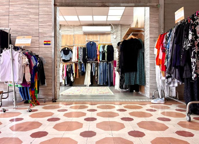 חזית בוטיק גוריון עם מעמדים עליהם תלויים בגדים, צילום: מיכל חנוכה