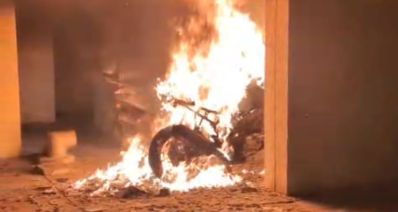 אופנוע מתחת לביניין עולה בלהבות, צילום: כבאות והצלה