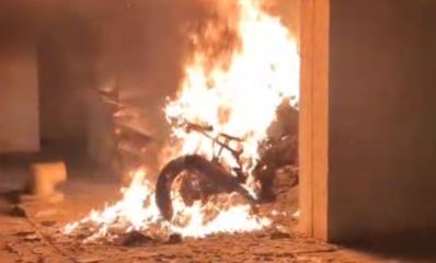 אופנוע מתחת לביניין עולה בלהבות, צילום: כבאות והצלה
