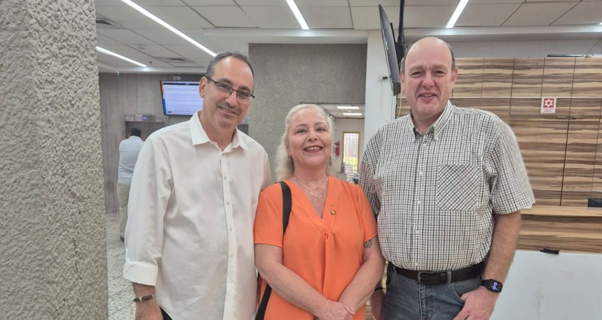2 סגני ראש העיר חולון-זוהר נוימרק ומיכאל סוטובסקי. ביניהם רינה בר אור מבני ברית. צילום: יחצ