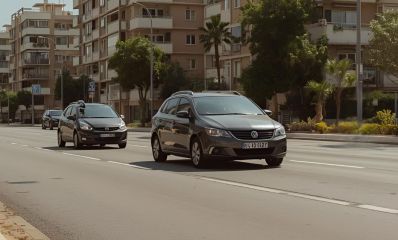 כביש ברחוב עירוני עם מכוניות, הדמיית בינה מלאכותית: מרחב אונליין