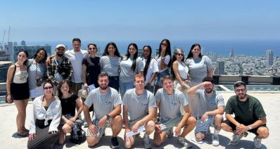 צעירים וצעירות מתכנית מסע אל האופק עומדים בשתי שורות על גג עם נוף לים, צילום: עיריית בת ים