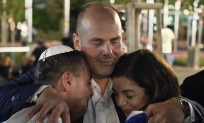 צביקה ברוט מחבק את הוריו של תומר חזן ז|ל בחגיגות שמחת תורה ב עיר, צילום: מתוך עמוד הפייסבוק של צביקה ברוט
