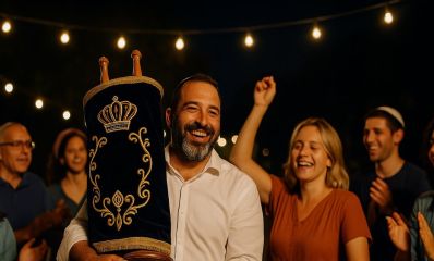 לילה, גבר מחזיק ספר תורה, מסביבו נשים וגברים שמחים ורוקדים, הדמיית בינה מלאכותית: מרחב אונליין