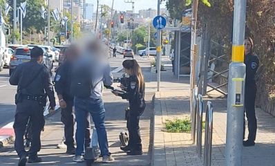 אנשי השיטור עירוני נותנים דוח לרוכב קורקינט חשמלי, צילום: משטרה