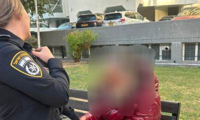 שוטרת עוצרת חשוד לובש מעיל אדום, צילום משטרה