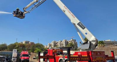 כבאית בפעולה, עם לוחם אש על המנוף, צילום: כבאות והצלה