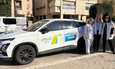 שלוש נשות צוות של כלללית ליד רכב החיסונים של הקופה, צילום: כללית