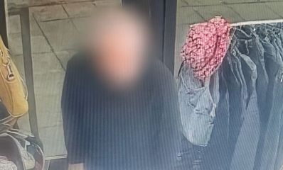 צילום מתוך מצלמות האבטחה של החשוד עם פנים מטושטשות בתוך חנות בגדים. צילום: משטרה
