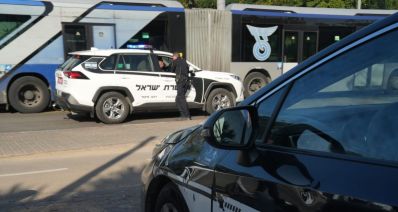 שוטר עוצר רכב פרטי לבן בבת ים, צילום: משטרה
