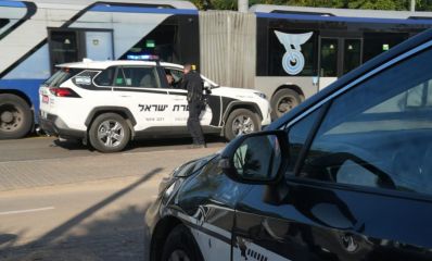 שוטר עוצר רכב פרטי לבן בבת ים, צילום: משטרה