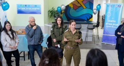 חיילת נואמת מול תלמידים בהשקת העמדה בבית הספר, צילום: שלום אלזם