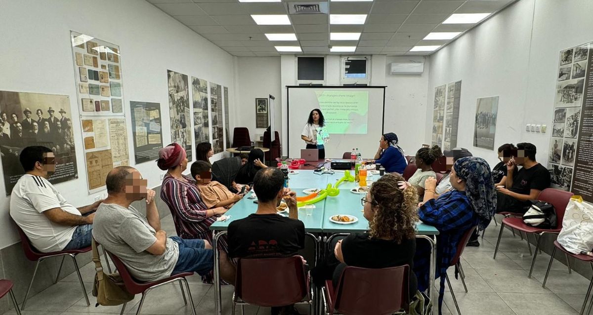 הורים יושבים מול מצגתף צילום: עיריית בת ים