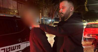 שוטר אוזק נער שפניו מטושטשות והם ליד ניידת משטרה, צילום: משטרה